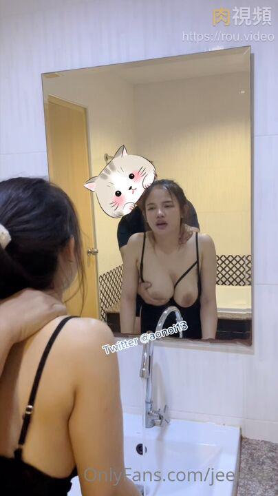大奶女友浴室照镜子没有过多前戏对镜后入 让她看看自己骚样多诱人 jeenzen